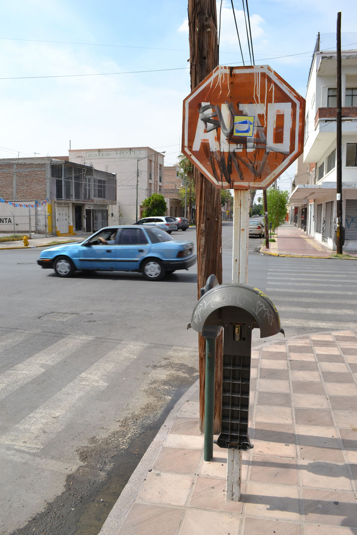 En el primer cuadro. Los señalamientos de 'alto' en el primer cuadro de la ciudad son de los más afectados por el vandalismo.
