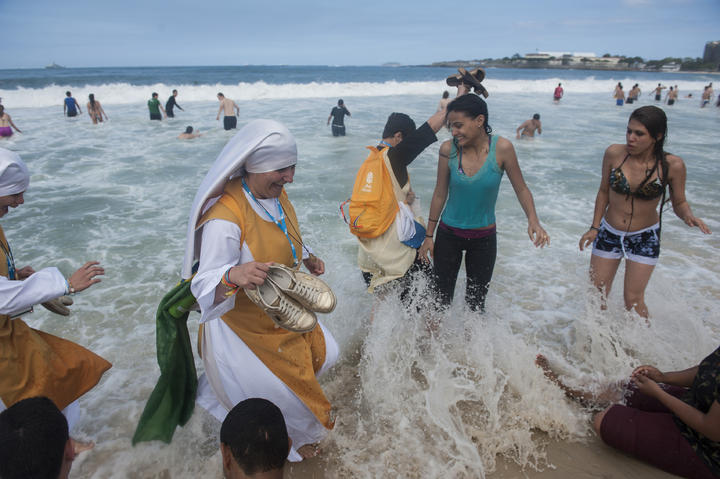 
Diversión. Unas monjas se divierten con jóvenes en la playa de Copacabana previo a la misa de clausura.


