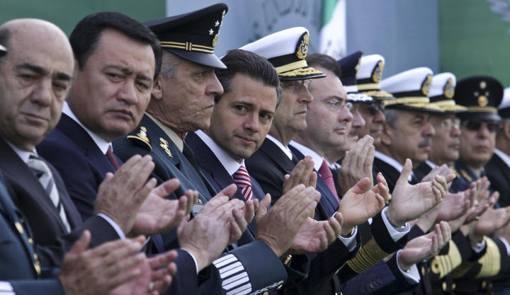 El jefe del Ejecutivo entregó esta mañana de martes 23 menciones honoríficas a unidades y personal del Ejército, Armada y Fuerza Aérea de México. (Notimex)
