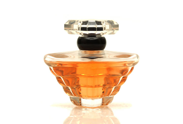 El perfume se obtiene en base a una mezcla de esencias, ya sean naturales o artificiales, y un disolvente. ARCHIVO