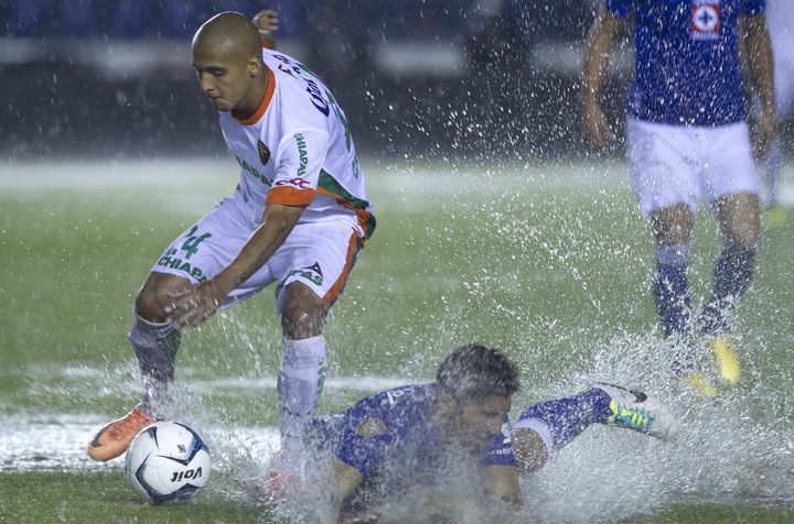 La cancha del Estadio Azul quedó en mal estado tras la fuerte lluvia y granizo que se presentó ayer en México. (Notimex)