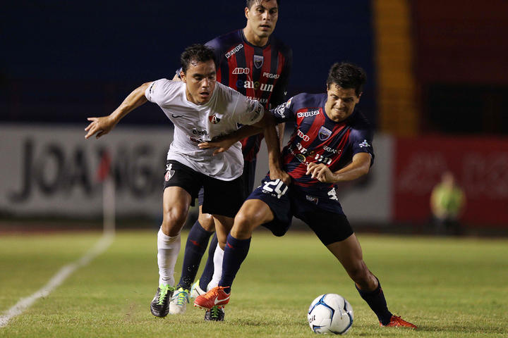 Omar Bravo (izquierda) había marcado el primer gol para los Rojinegros en el Estadio Quintana Roo. (Jam Media)