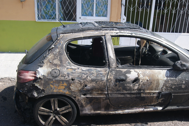 Daños. El carro quedó completamente calcinado luego de que le lanzaron una granada.
