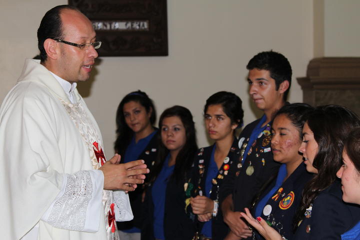 El padre Jorge Silva con Jóvenes Embajadores, hace dos años.