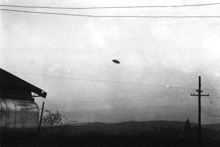 Imagen de un OVNI observado en McMinnville, Oregon, difundida por la revista Life (1950).