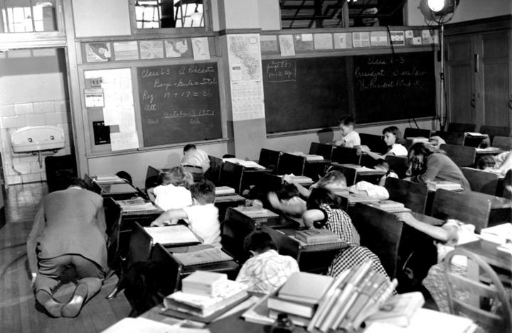 Simulacro ante posible ataque nuclear en salón de clases. Nueva York (1951).
