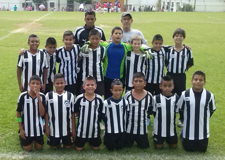 Tras un duelo de poder a poder ante los Indios de Ciudad Juárez, el Cefojur logró ayer el cetro de campeón en la Copa Gallos 2013. Se corona Cefojur en la Copa Gallos