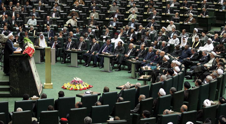 En la ceremonia oficial de investidura intervienen antes del primer discurso de Rohaní como presidente los jefes del Parlamento y Poder Judicial, los hermanos Ali y Sadeq Amoli Lariyani. (EFE)
