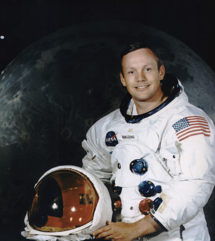 En 1969, Armstrong fue nombrado comandante de la histórica misión “Apolo 11”, en la cual el astronauta estadounidense se convirtió en el primer hombre en caminar sobre la superficie lunar. ARCHIVO