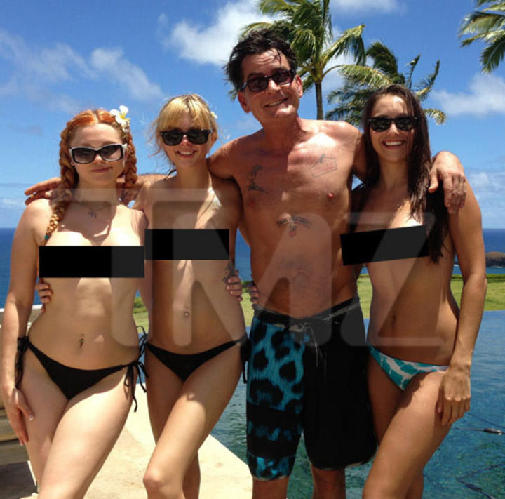 Posa Sheen con actrices en 'topless'