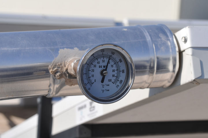 Termómetro. El termómetro oscila entre los 40 a 60 grados centígrados. Cuando hay una diferencia menor a los 8 grados de temperatura con el tanque, se enciende la bomba y se lleva el agua caliente que se ha acumulado en los colectores, misma que se sustituye por agua fría.