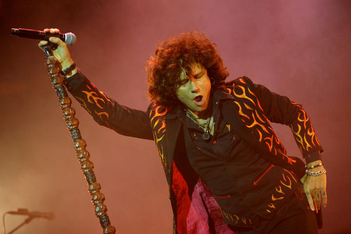 El cantante español Enrique Bunbury, quien fuera vocalista de la desaparecida agrupación Héroes del Silencio, cumple 46 años de vida a la par de que afina los detalles del lanzamiento de su nuevo disco, que concluyó sus grabaciones el mes pasado en los estudios West Lake de Los Ángeles. ARCHIVO