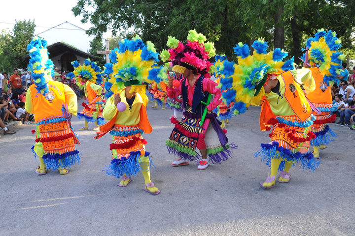 Incansables. Con sus trajes multicolores, los grupos de danza tlaxcalteca se entregan a la fiesta de San Lorenzo desde la tarde del 9 de agosto. Más allá del espectáculo, la danza representa una ofrenda para quienes la practican. (RAMÓN SOTOMAYOR)