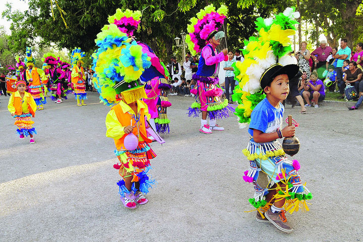Los niños se suman. La Fiesta de la Vendimia es una celebración familiar. En la imagen se observa a dos niños ataviados con los vivos trajes de su grupo de danza tlaxcalteca. (RAMÓN SOTOMAYOR)