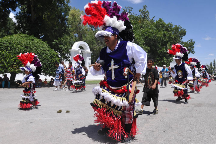 La danza no termina. También el 10 de agosto, el mero día de San Lorenzo, la danza está presente. Los grupos representativos de la tradición tlaxcalteca van con sus mudanzas celebrando dentro de la exHacienda de San Lorenzo, hoy Casa Madero. (RAMÓN SOTOMAYOR)