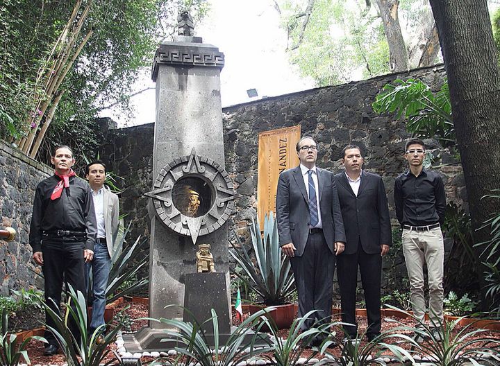 Restos. En el jardín de Tláloc, en una estela de tres metros y medio, construida por canteros guanajuatenses y diseñada por su hija y nieto, fueron depositados los restos de Emilio 'El Indio' Fernández.
