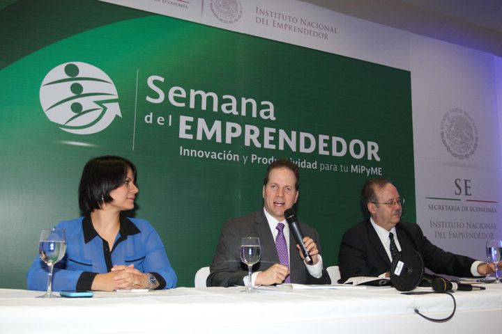 Respaldo en fondos. Adriana Tortajada (i) dio a conocer que se impulsarán 15 fondos de capital para empresas que generen un servicio innovador y empleos de calidad en México.