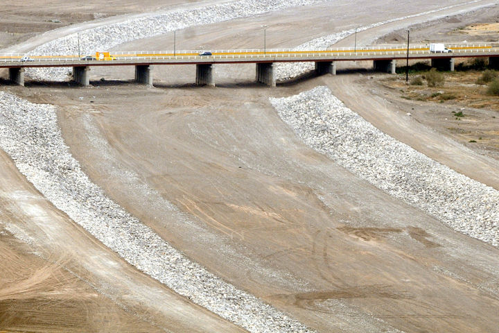 Frenan obras en río por falta de recursos