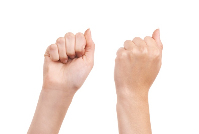Apretar la mano derecha cuando se vive algún acontecimiento se queda grabado más fácilmente, mientras que si se realiza la misma acción pero con la mano izquierda, es más útil para recordar cosas que ya tenemos guardadas. (Archivo)
