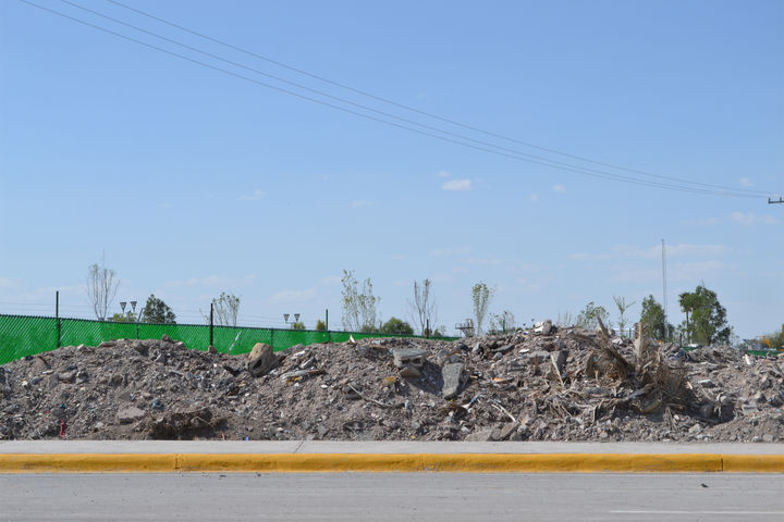 Se acumula el escombro. A un costado del Bosque Urbano de Torreón todavía se pueden observar concentraciones de escombro y residuos diversos.