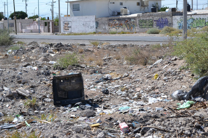 Sector en abandono. Muebles usados, basura electrónica y grandes montones de escombro son parte del entorno de varias colonias al oriente de Torreón.