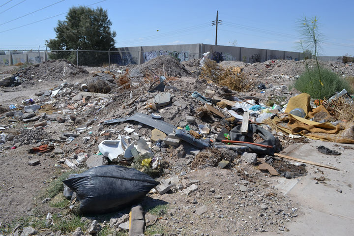 Insalubridad. En la colonia San Felipe de Torreón se dejan bolsas con basura doméstica en los terrenos abandonados.
