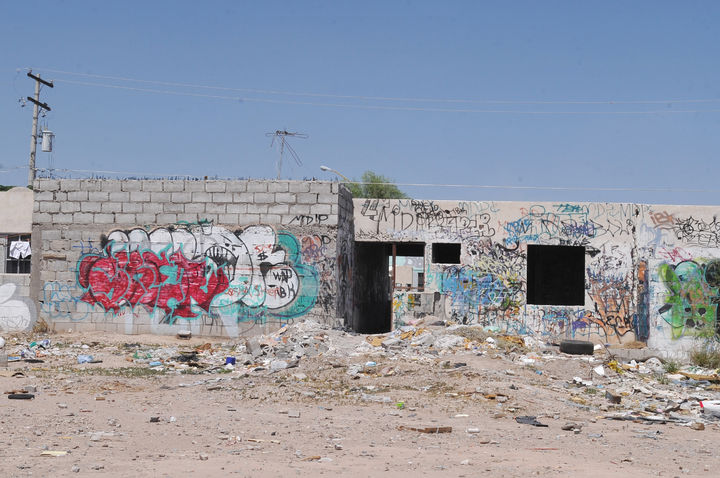 Destruidas. Las viviendas deshabitadas están completamente destruidas y desmanteladas, además de grafiteadas.