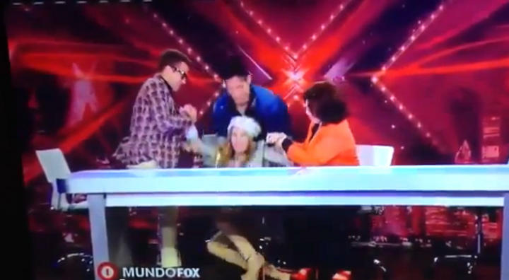 Se le movió la silla a Belinda y cayó al suelo. (YouTube)