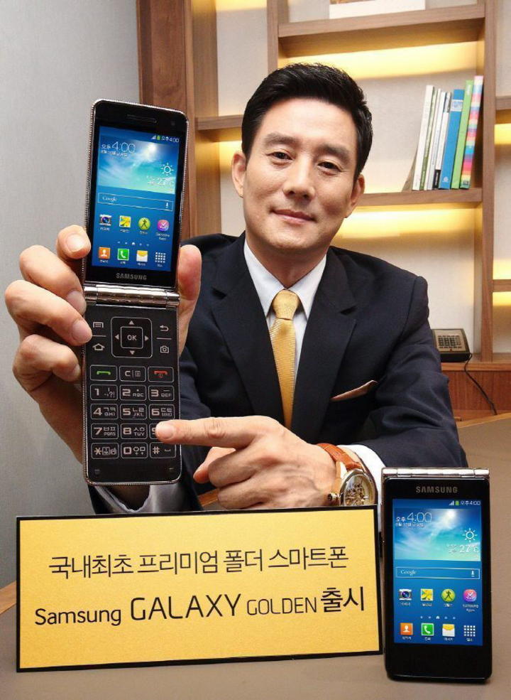 El fabricante surcoreano regresa con este nuevo smartphone a los tradicionales teléfonos de tapa pero con las características de los dispositivos inteligentes, como pantalla táctil, un procesador dual de 1.7 GHz y una cámara de 8 megapixeles. (EFE)