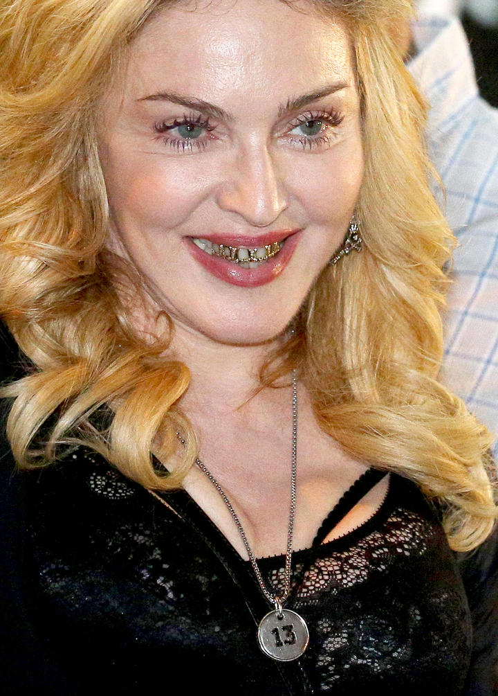 Madonna lució su sonrisa al acudir a supervisar la apertura de su nuevo gimnasio en Roma. (EFE)