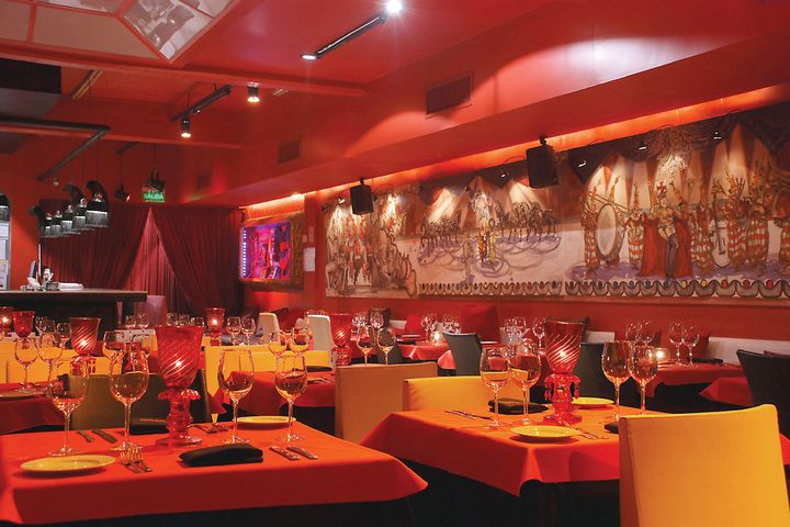 Sin igual. Un rojo encendido cubre todo el espacio. Muebles, cojines, paredes, objetos de decoración, utensilios y cortinas recrean una atmósfera de cabaret francés en Buenos Aires, Argentina.
