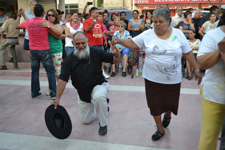 Disfrutan. Jorge Alanís e Isabel Zúñiga aseguran que cada domingo 'sacan sus mejores pasos' en el baile dominical de la tercera edad.