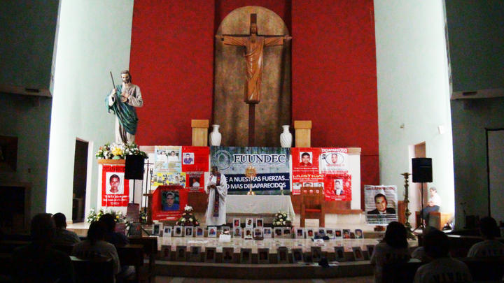 El Padre Chema inicia la oración a las 12 de la noche ante alrededor de 30 personas. Fuerzas Unidad por Nuestros Desaparecidos en Coahuila (FUUNDEC) tiene 290 casos documentados de desapariciones forzadas en el estado, pero se estima que en total son muchos más.