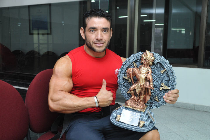 El lagunero Alejandro Chávez Guzmán muestra orgulloso el trofeo que ganó en el Campeonato Estatal Mr. Coahuila 2013, que lo acredita como ganador absoluto y le da derecho a participar en el Mr. México. (Foto de Ramón Sotomayor Jr.)