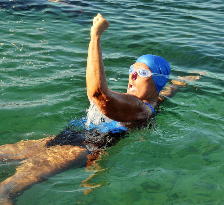 La nadadora estadounidense Diana Nyad saluda antes de empezar su quinto intento de cubrir a nado la distancia entre Cuba y Florida. (EFE)
