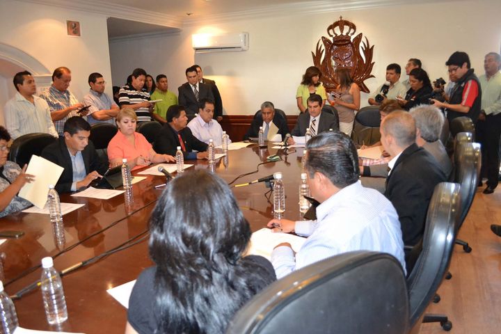 Inician labores. El Cabildo del ayuntamiento 2013-2016 en Gómez Palacio, realizó el día de ayer su primer sesión ordinaria en la que se aprobaron propuestas del alcalde para designar a tres funcionarios.