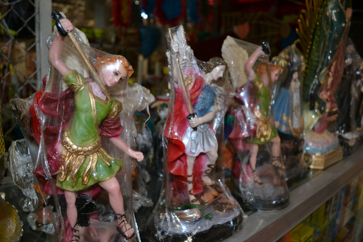 Figuras religiosas. Si se busca una figura religiosa el Mercado Juárez es el lugar indicado, se ofrecen desde los santos y ángeles hasta grandes piezas con la forma de la Santa Muerte o Pancho Villa.