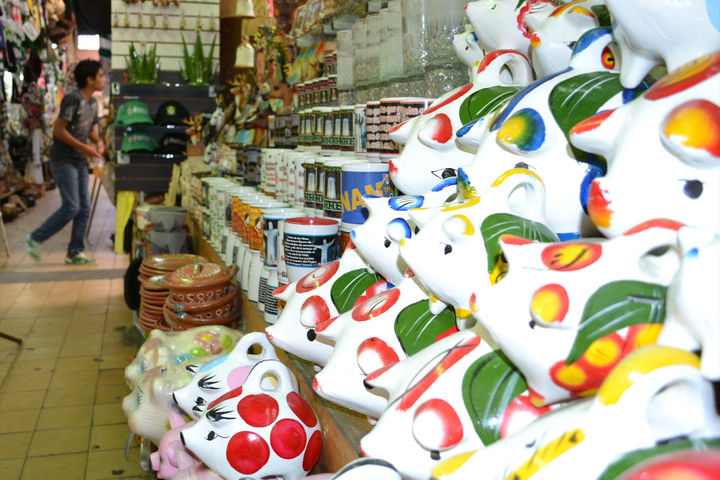 Artesanías. Se pueden encontrar alcancías, juguetes mexicanos, muñecas y otras artesanías en los comercios del interior.