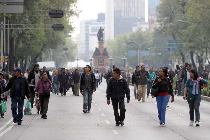  Capitalinos se han visto obligados a caminar para llegar a su destino en virtud de los problemas de tránsito por el bloqueo. (Notimex)