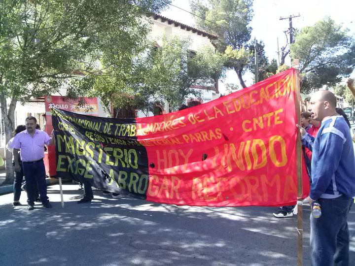 Maestros salieron a las calles de Saltillo a protestar en contra de le reforma educativa. 