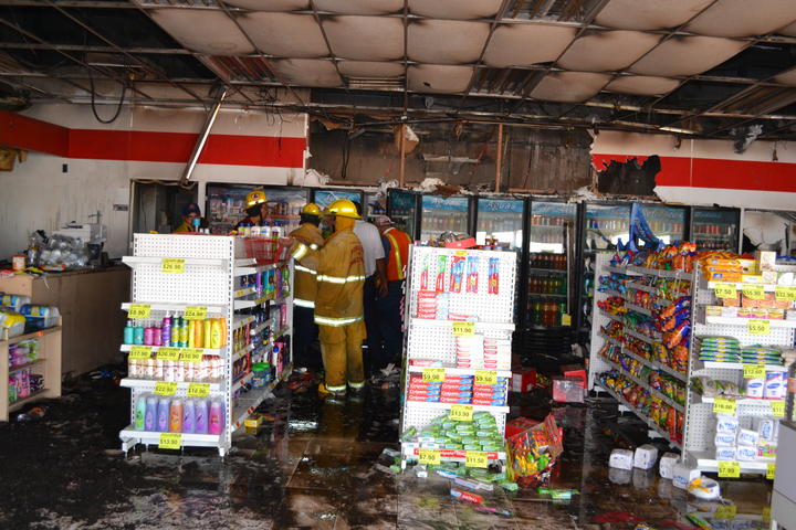 El fuego, según se indicó, comenzó en la parte trasera de unos refrigeradores, lo que generó una gran cantidad de humo y fuego que se propagó rápidamente a otras áreas del establecimiento.