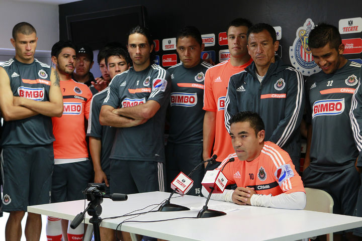 Los compañeros de Marco Fabián de la Mora lo acompañaron durante la lectura de su comunicado. (Jam Media)
