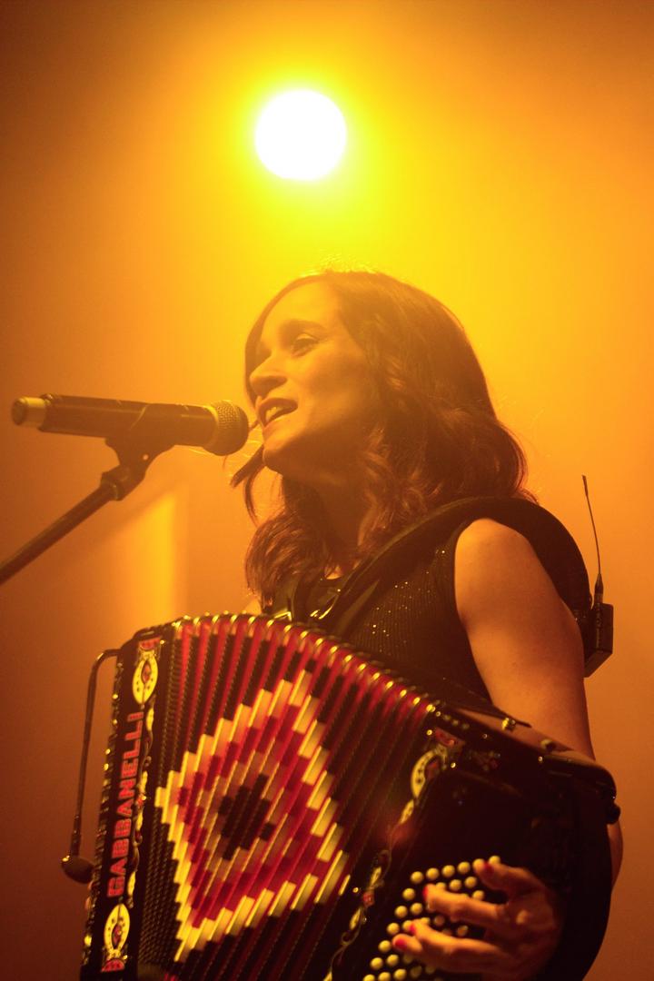 Julieta Venegas presentó su álbum Los Momentos ante el piano y acordeón. (Notimex)