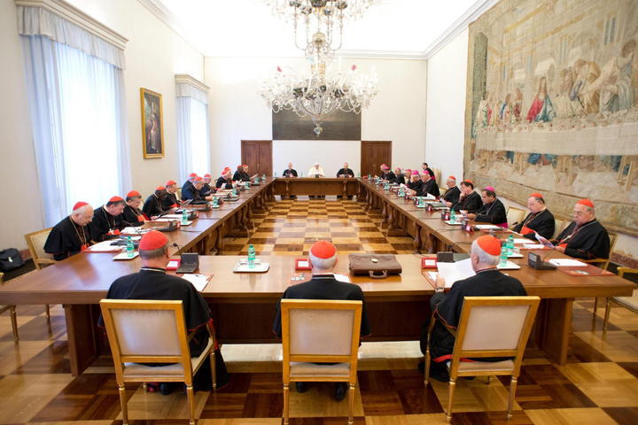 En los meses precedentes, recuerda una nota vaticana, el papa se ha reunido personalmente con 'todos los jefes de dicasterios y ha tenido con cada uno de ellos un amplio coloquio. Ahora están todos juntos, en una reunión presidida por el papa, que cumple el sexto mes de pontificado'. (EFE)