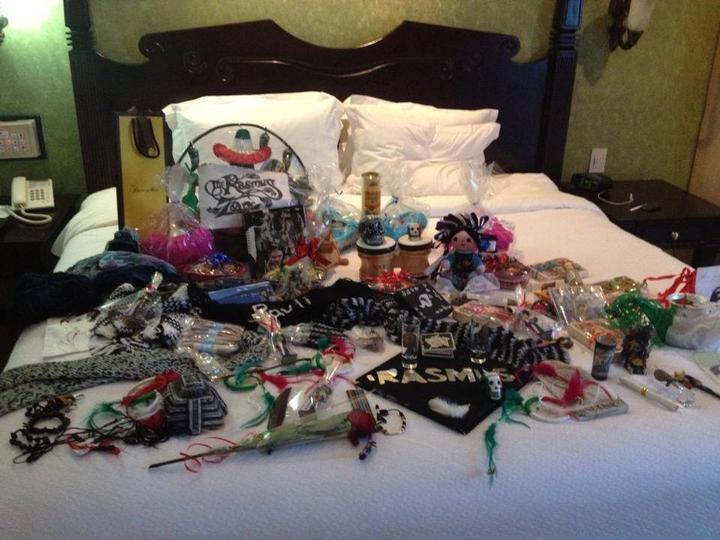 En una de las fotografías se aprecia una cama llena de regalos mexicanos entre los que resaltan algunas artesanías. (Facebook)
