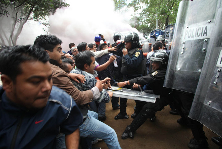Al mismo tiempo, en la Ciudad de México, manifestantes de la CNTE se enfrentaron a granaderos.