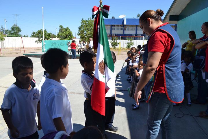 Celebran.- Pequeños del Jardín de Niños Leopoldo Villarreal Cárdenas dieron el 'grito' en una emotiva ceremonia.