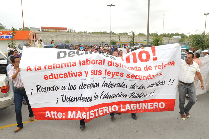La tercera. Los maestros van por la tercera marcha del mes en La Laguna de Durango en protesta a la reforma educativa.