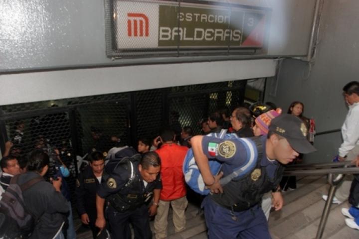 Una balacera dentro del Metro Balderas, en la línea 3, dejó un policía y un civil muertos y 5 heridos. (ARCHIVO)