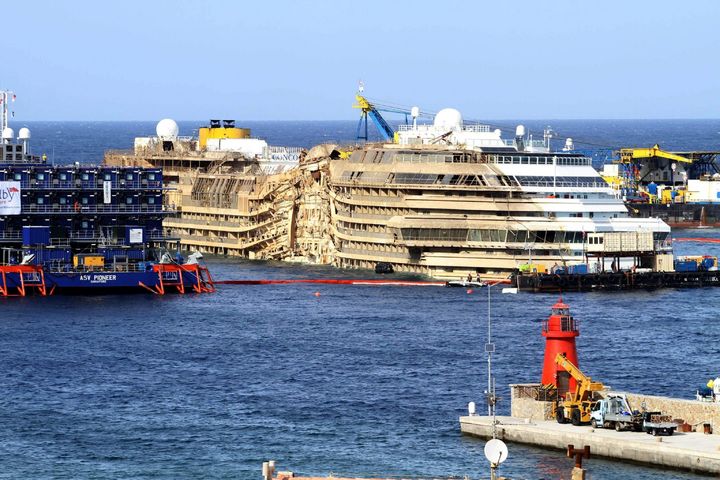 Horas de trabajo. Con el trabajo de 500 técnicos lograron que el Crucero Costa Concordia lograra reflotar.